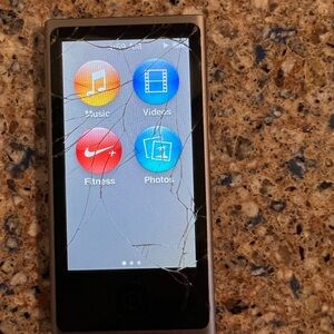 Apple iPod Gray 7th Gen Digital Music Player Model A1446 works cracked screen